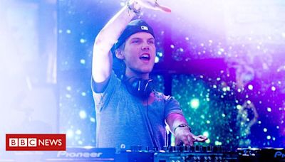 DJ Avicii: A luta do pai do jovem para superar a morte: 'Às vezes, fico bravo com ele. Por que nos deixou?'