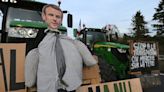 El Gobierno francés intenta calmar a los agricultores mientras se detiene a manifestantes cerca de París