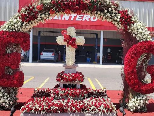 Aparece enorme arreglo floral a nombre del Chapo Guzmán en honor a su hijo asesinado - La Opinión