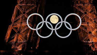 The Moon Lines Up Perfectly with Eiffel Tower’s Olympic Rings, Photos Go Viral Online!