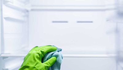 Comment nettoyer facilement cet endroit très inaccessible et sale du réfrigérateur ?