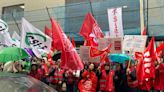 Los trabajadores de la Agencia Tributaria en A Coruña se manifiestan para pedir salarios dignos y aumentos de plantilla