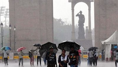 Rain cools city, but poses challenges to commuters