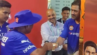 MS Dhoni's Surprise Visit To RCB Dressing Room Ahead Of Do-Or-Die IPL 2024 Match. Watch | Cricket News