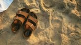 Adiós a las manchas de sudor de las sandalias: el truco definitivo para dejarlas como nuevas