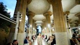 Louis Vuitton presenta su colección crucero 2025 bajo un bosque de columnas en Barcelona