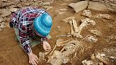 Descubren un raro monumento de 5000 años de antigüedad en Escocia con 14 esqueletos en perfecto estado