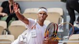 El público vuelve a aclamar a Nadal en su segundo entrenamiento en Roland Garros