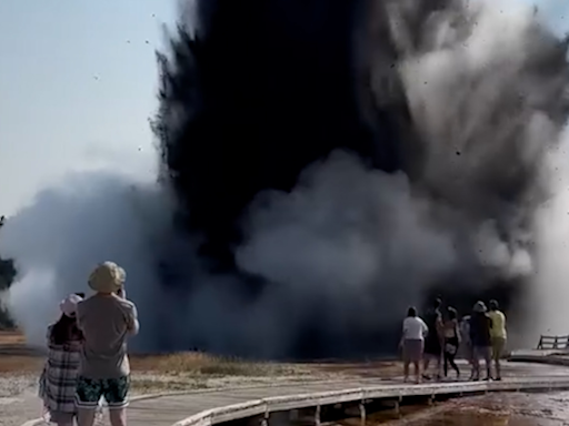 Hydrothermal explosion at Yellowstone sends people running in fear