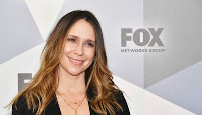 Jennifer Love Hewitt to Direct and Star in Lifetime Christmas Movie The Holiday Junkie