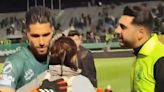 Suspendido un futbolista iraní tras abrazar a una mujer