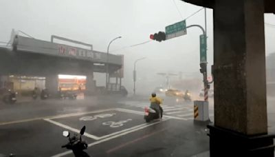 雷雨狂炸南台灣！ 狂風暴雨宛如颱風天