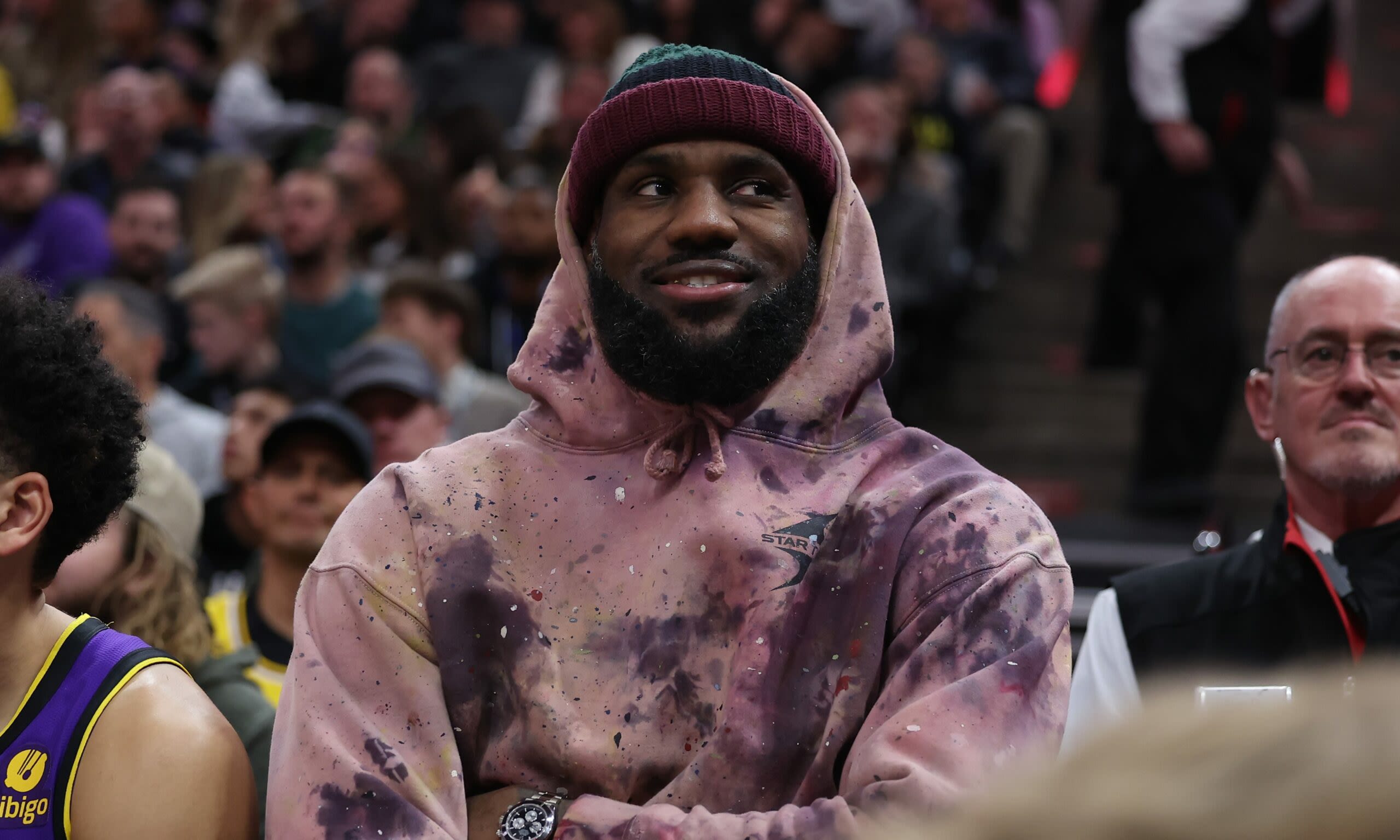 Report: Lakers intend to re-sign LeBron James on any term he wants