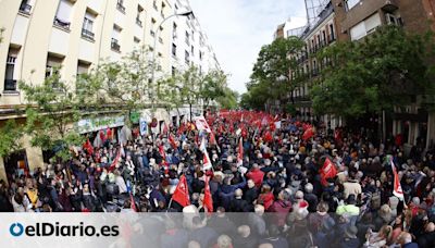 Miles de personas arropan a Pedro Sánchez en Ferraz: “Queremos que siga, pero le apoyaremos en lo que decida”