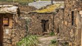 El impresionante pueblo negro de Segovia que está a los pies de una sierra: tiene un toque de misterio y está a menos de dos horas de Madrid