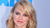 ”¿Puedo hablar mal de los muertos?”: Anna Faris le puso nombre y apellido al director que la acosó en el set de una película