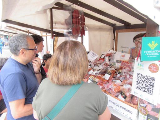 Así se está desarrollando el Mercado Artesano y Ecológico en Cangas de Onís