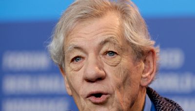 Ian McKellen se recupera de una caída de los escenarios en Londres