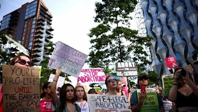 Los casos que abrieron el debate para alterar la ley de aborto por primera vez en 56 años en Reino Unido - La Tercera