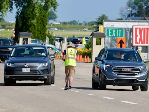 Plane crash south of EAA AirVenture Oshkosh kills 2 on first day of event