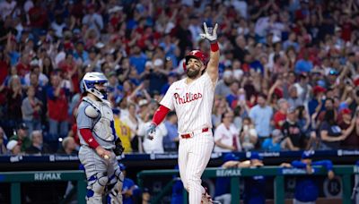 Bryce Harper shares his bat as Phillies spread the love, flaunt their might in signature style