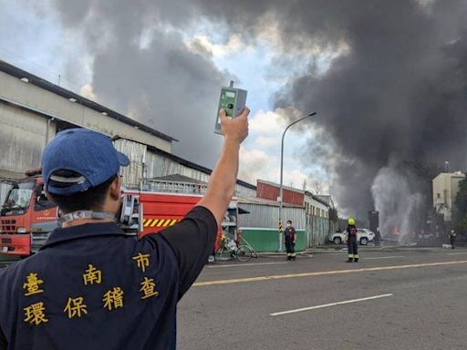 台南山上區工廠大火濃煙四起爆炸聲連連 環保局嚴密監控空品