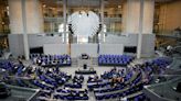 Bundestag befragt Pistorius und Kanzleramtschef Schmidt