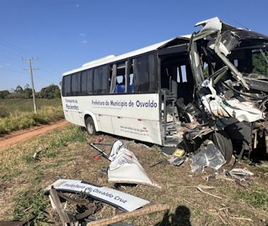 Acidente com micro-ônibus que transportava pacientes deixa 6 feridos na SP-294