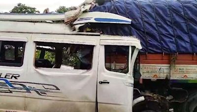 13 killed after tempo crashes into stationary truck in Karnataka