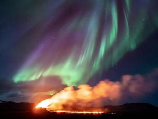 Farbenspiel der Natur Vulkan spuckt Lava in Polarlichthimmel