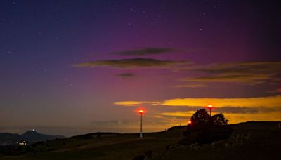 Voilà les images les plus spectaculaires des aurores boréales vues en France cette nuit