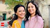 Manali and Basabdatta celebrate their birthday with ‘Kar Kache Koi Moner Katha’ cast and crew - Times of India