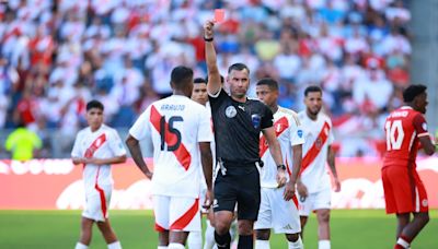 Tras revisión del VAR, Miguel Araujo se fue expulsado en el Perú-Canadá