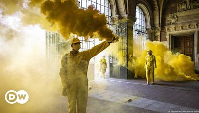 Climate protesters close off Amsterdam's Rijksmuseum – DW – 09/07/2024