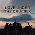 Amor bajo el crucifijo