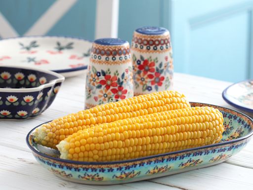 The 2 Ingredients You're Missing For The Best Boiled Corn On The Cob