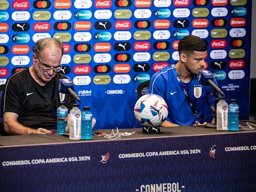 “Es un jugador vulgar; llegó aquí de suerte”: el divertido momento de Marcelo Bielsa con una de las figuras de Uruguay - La Tercera