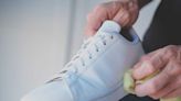 Baskets blanches : voici l'astuce toute simple pour faire disparaître les taches sur les semelles de vos chaussures