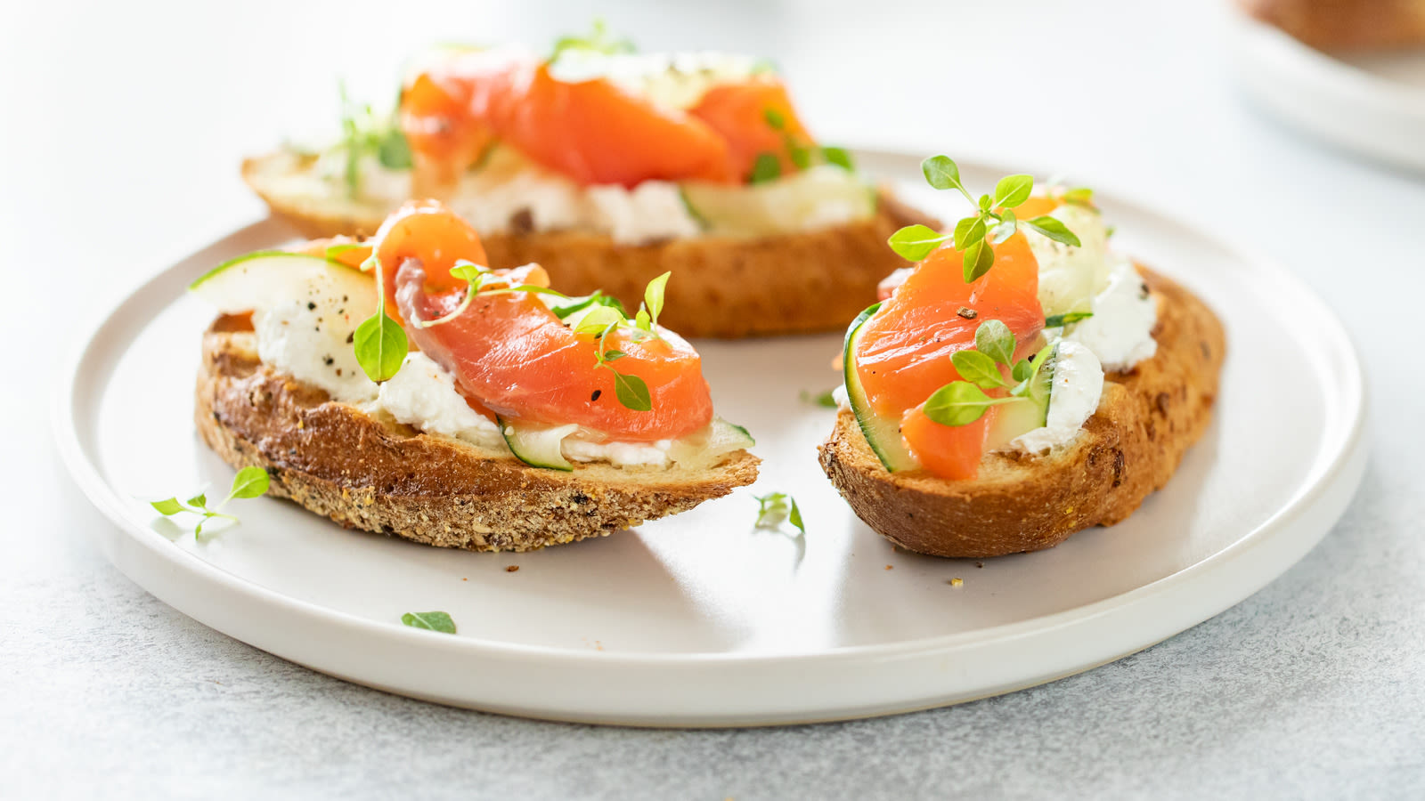 Here's The Difference Between Lox And Smoked Salmon