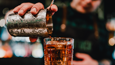 10 Getränke, die ihr laut Barkeepern niemals in einer überfüllten Bar bestellen solltet