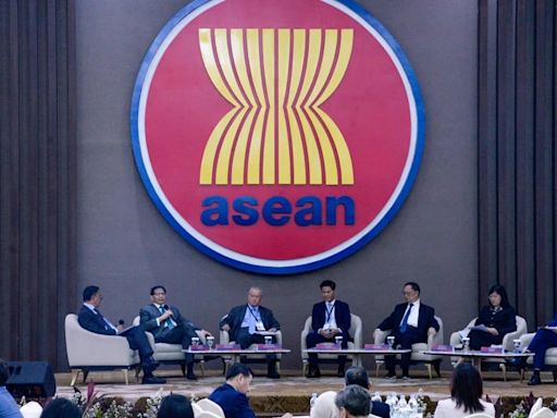 Los ministros de Exteriores de China y Corea del Sur discuten la tensión con Pyongyang durante la ASEAN