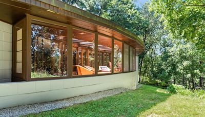 This beautiful Frank Lloyd Wright home in Michigan is now for sale