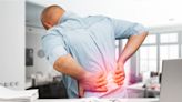 老是「腰痠背痛」？竟可能是「僵直性脊椎炎」！醫師解析僵直性脊椎炎的「5大徵兆+5種舒緩方式」 | 蕃新聞