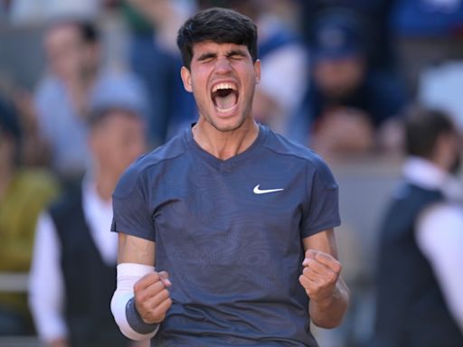 Alcaraz remonta ante Sinner para alcanzar su primera final en Roland Garros