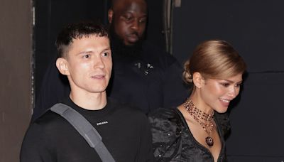 Zendaya prestigia Tom Holland no teatro, e casal reformula momento icônico de 'Homem-Aranha'