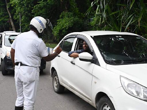 Drive against illegal parking in Calcutta: Cops clamp vehicles in 'No-Parking' zones