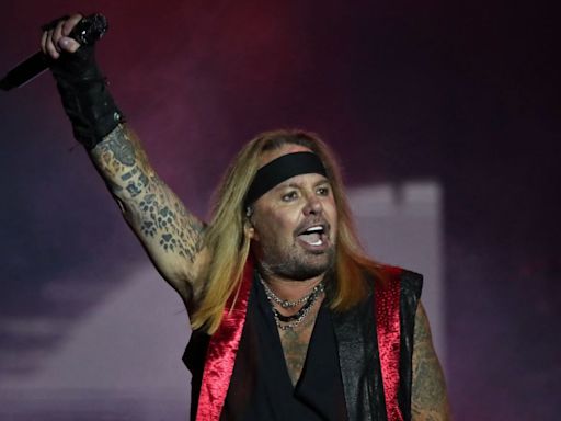 Mötley Crüe singer Vince Neil falls on his face at New Jersey show