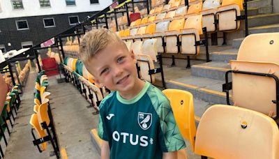 Fans visit Carrow Road to watch Canaries train