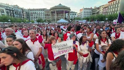 Miles de personas protestan en Pamplona por la agresión sexual denunciada en Sanfermines: "Basta ya"