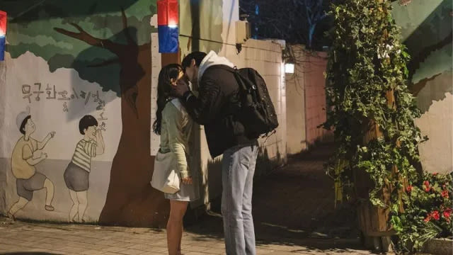 Lovely Runner Actors Byeon Woo-Seok, Kim Hye-Yoon Rehearse Kissing Scene in BTS Video